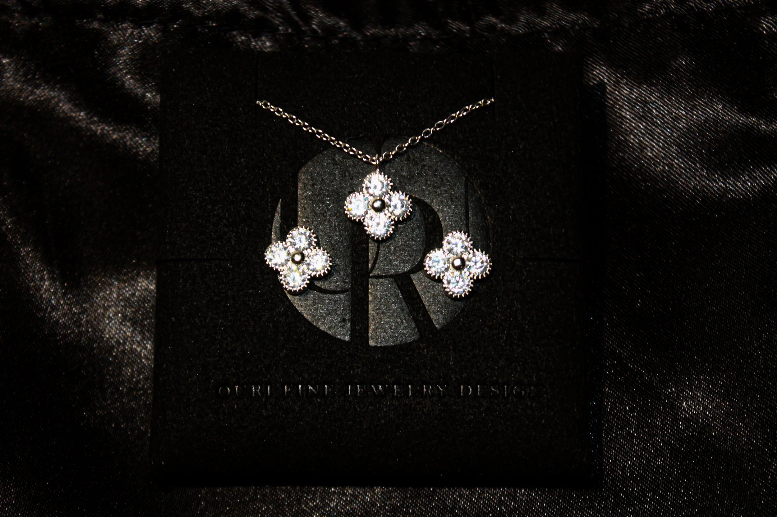 Clover Cubic Set