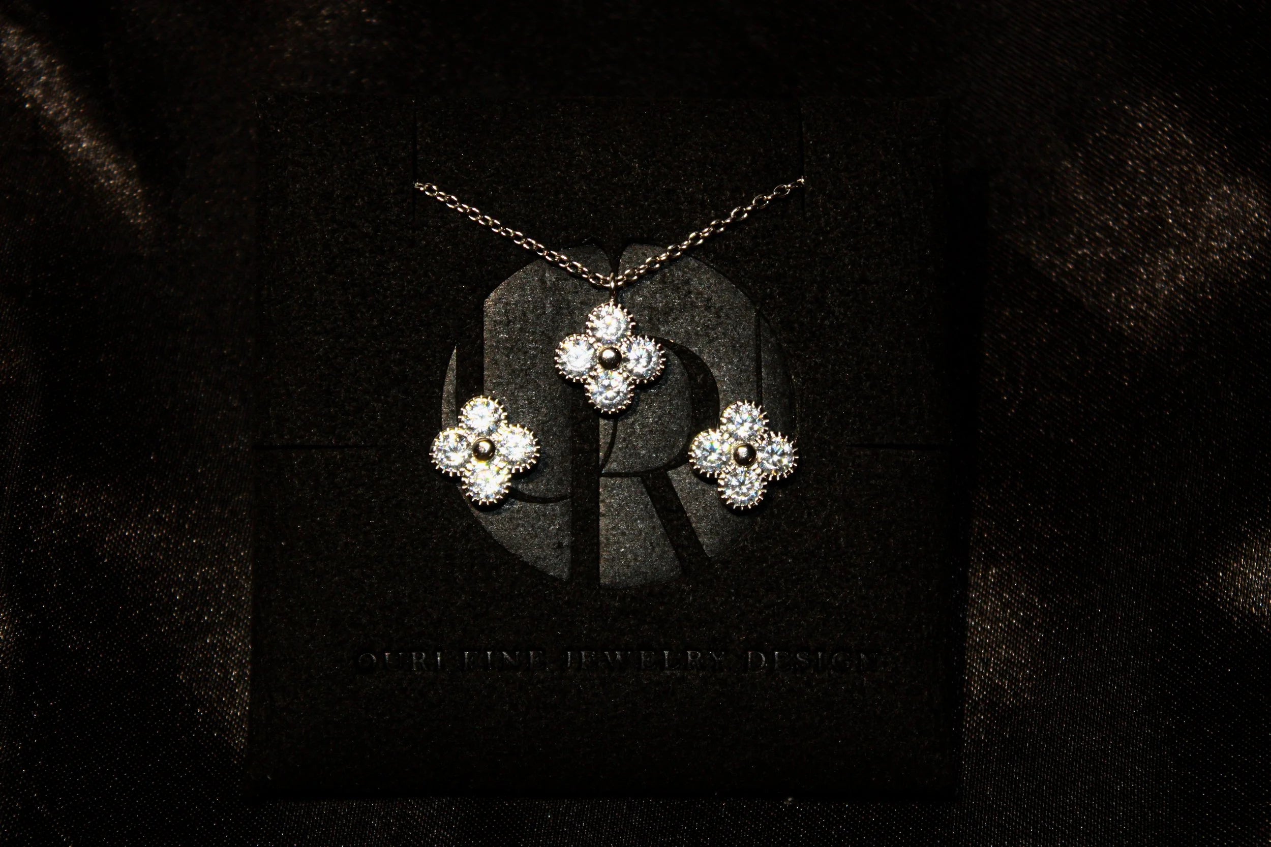 Clover Cubic Set